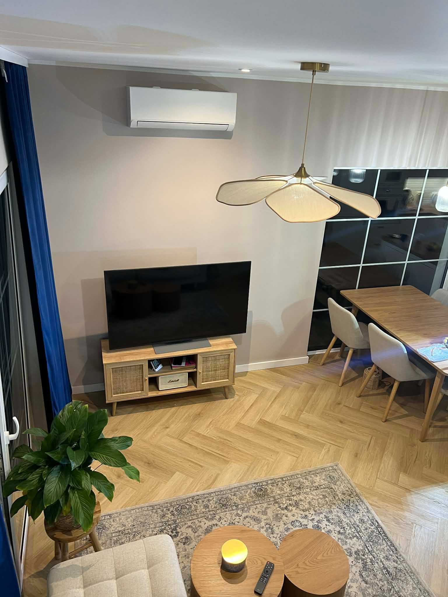 Klimatyzator ścienny nad strefą TV w salonie