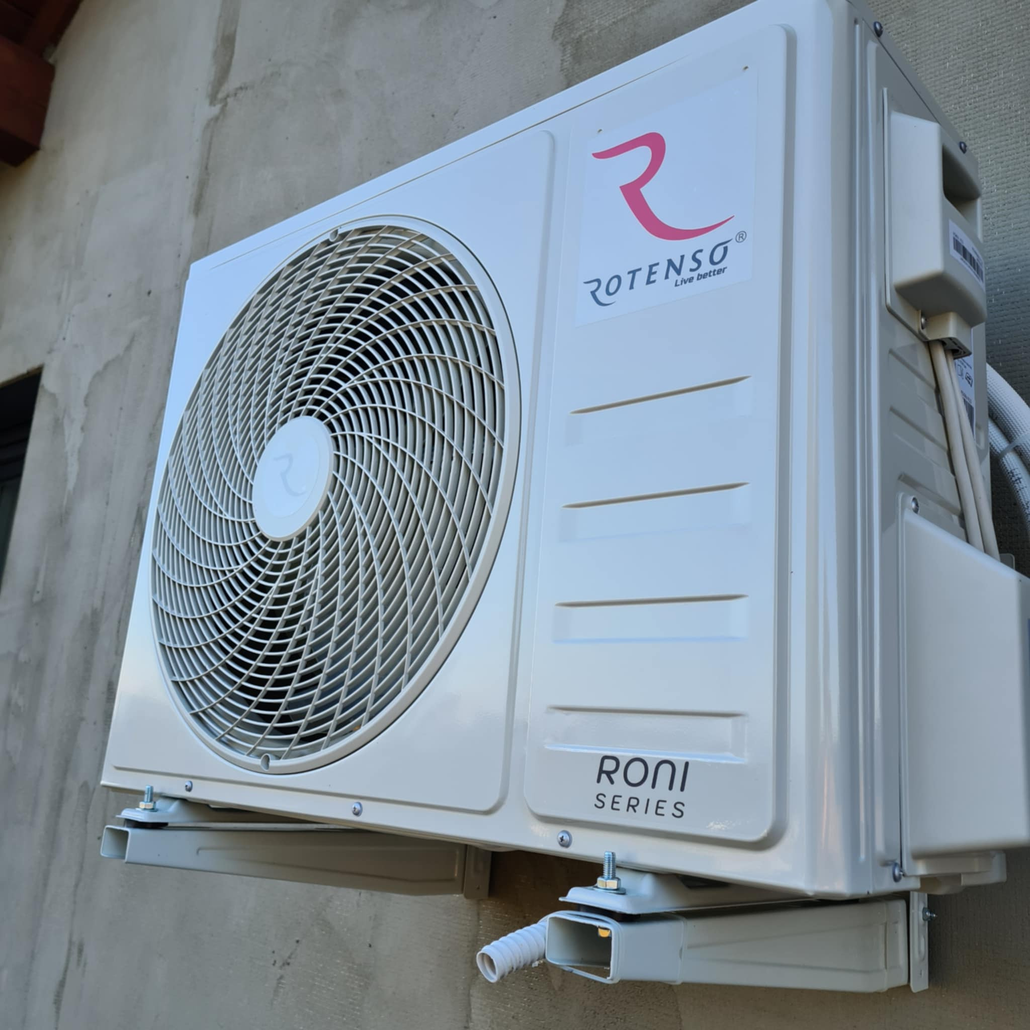 Jednostka zewnętrzna Rotenso RONI na elewacji